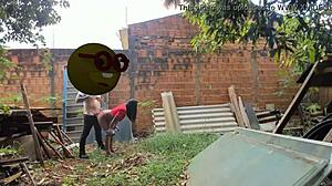 Latina amateur pays ifood delivery guy with bare pussy, he cums inside in interracial gangbang.