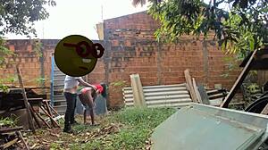 Latina amateur pays ifood delivery guy with bare pussy, he cums inside in interracial gangbang.