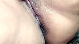 muy cachonda me orino de placer masturbando