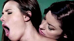 Teen babe licks lesbo pussy with passion, can't stop! 😜