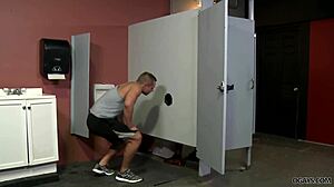 मोटा 9-इंच काला लंड गे एक्शन में