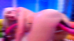 कौन तैयार है हॉर्नी एल्फ लीह मियो के साथ पूल ऑर्गी के लिए?