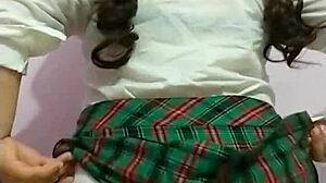 Mi sobrina descarada me manda v�deo masturb�ndose en agradecimiento �tio que rico la paso con tu regalo video porno casero real