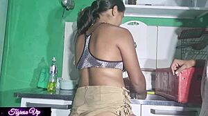 Tigresavip fucks delivery guy and husband in anal