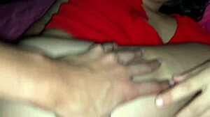 Mientras le hacía un masaje a mi hermanastro me dio curiosidad ver qué había debajo esa toalla