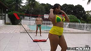 mulata with giant ass frees herself after seeing bulge