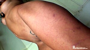 i love taylor's flexible belly and hip curves