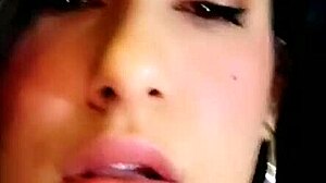 vanesa looks sexy on webcam