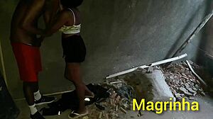 putaria rolando na casa abandonada na favela magrinha entrando na pirocada ate fazer o neg�o pirocudo gozar