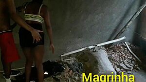 putaria rolando na casa abandonada na favela magrinha entrando na pirocada ate fazer o neg�o pirocudo gozar