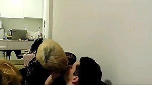 Llegue a casa y mi hermana tenia un jovencito en el sofa