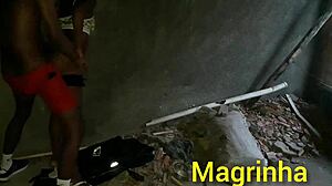 putaria rolando na casa abandonada na favela magrinha entrando na pirocada ate fazer o neg�o pirocudo gozar