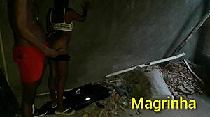 putaria rolando na casa abandonada na favela magrinha entrando na pirocada ate fazer o neg�o pirocudo gozar