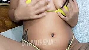 Gostosa Tatuada Se Mostra Sensual