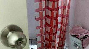 me espía cuando voy a bañarme y luego pasa esto?