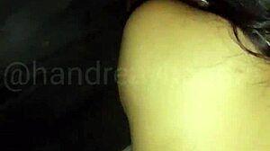 Mi novia chupa vergas en gloryhole hasta que se vienen en su boca, primera vez.