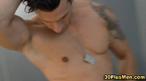 Watch this hunk masturbate solo to cumshot