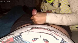 पड़ोसी घूमने आई मिला लंड चूसना