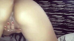 ¿Qué escondes bajo la falda de la esposa de tu amigo enviándome videos de dildo con doble penetración?