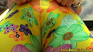 Kinky woman in tight leggings showing her figure.