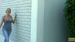 Secretary kisses boss before sucking and getting fucked