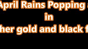 April rains popping ass in gold and black fit 😍