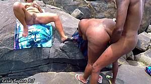 fudendo a amiga da minha mulher na praia enquanto ela tocava siririca assistindo dei leitinho para grazy sapeca e nana diaba