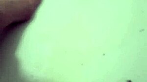 Pisse In Leggins In Die Badewanne