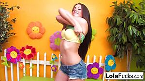 Sexy Lola Masturbates Nude in Green Room