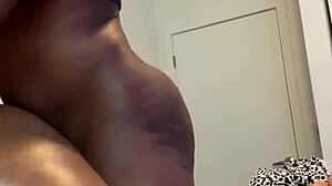 I’m so into rubbing oil on my pregnant girlfriend before pounding