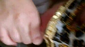 vadia fazendo um boquete delicioso em casa com esposa