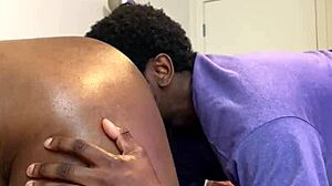 I’m so into rubbing oil on my pregnant girlfriend before pounding