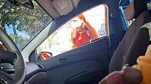 no ponto de onibus tirei pau pra fora e arrisquei masturbaçao