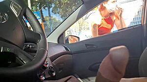 no ponto de onibus tirei pau pra fora e arrisquei masturbaçao