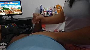 me gusta jugar mientras mi madrastra me pajea con sus bragas rosadas y su gran culo gordo, lo hacemos a escondidas antes de que nos pillen 😏