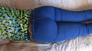 हेय, चेक आउट दिस 58-ईयर-ओल्ड लातीना मिल्फ फ्लैशिंग हेर बिग ऐस इन जींस