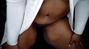 i show how wet i am and rubbin my clit with the massager