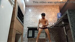 Brincando Com Pau Na Cozinha Da Casa Do Amigo