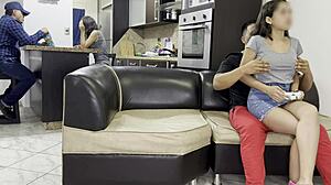 Manoseando a mi sobrina que juega sentada en mis piernas escondidas de sus padres