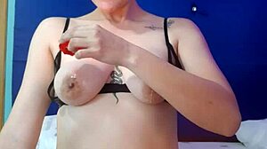Juego con mis pezones en una sesión húmeda de webcam