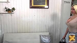 Jennifer une blonde aux gros seins tr�s excit�e