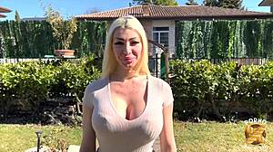 Jennifer une blonde aux gros seins tr�s excit�e