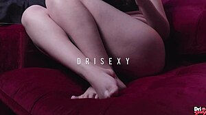 Novinha reads Harry Potter naked, teasing with her sexy ass and pussy