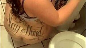 Diario de uma atriz porno - lavando o banheiro na quarentena