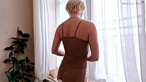 milf shows her anal hole