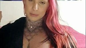 Garota sensual fumando e provocando - smoking fetish