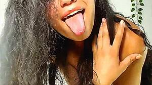 MakaylaCortez shows rare teen masturbation in web chat