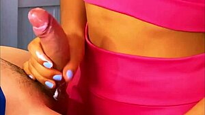 la madrastra y su hijastrastro descubren deseo intenso en apartamento