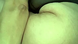 A Loira Se Divertindo Com Uma Ma�� No Cu