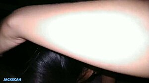 essa safada chupa pau e senta muito gostoso sem camisinha na rola dura